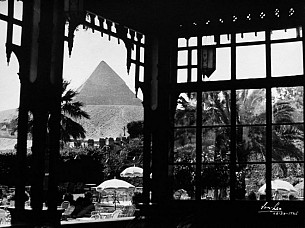 Ван Лео, Пирамида Гизэ из окон Мэна Хаус. Гизэ, Египет, 1946. Коллекция: Ван Лео/ Катя Бояджян. © Katya Boyadjian