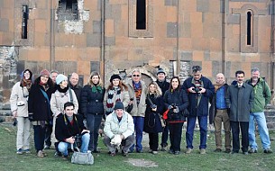 Участники конференция в Стамбуле и Ани по вопросам реставрации Ани у стен кафедрального собора (весна 2011 г.)