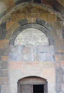 Храм Рипсиме в Вагаршапате. Перемычка над главным входом после облицовки плитками базальта
