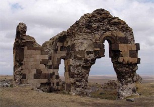 Руины крестообразной купольной церкви VII в. у деревни Буланик, вблизи дороги из Карса в Ани