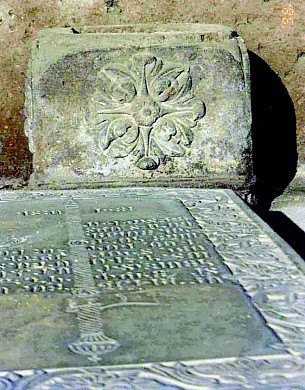 2. Могильный камень из притвора церкви Св. Гаяне с крестообразным орнаментом