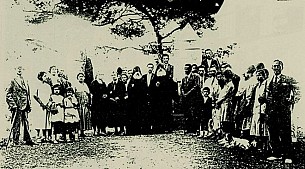 Киликийский католикос Саак II и Петрос србазан в Макараванке по случаю открытия обелиска в память Мхитара Себастаци (1931 г. фото из сборника «Армянский Кипр»)