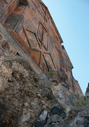 Стена Ованнаванка над обрывом. Фото Карена Агекяна